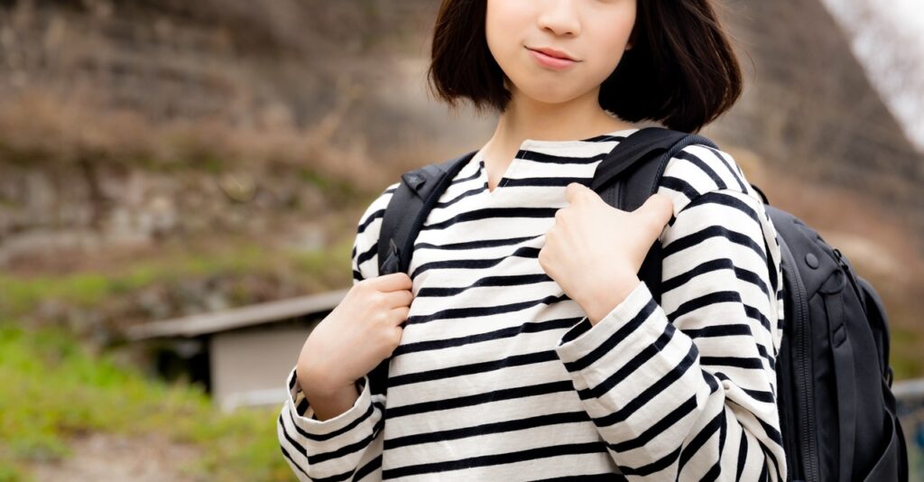 探しものの旅に出る女性の写真素材