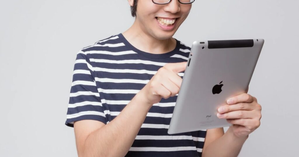 初めてiPadを使う男性の様子