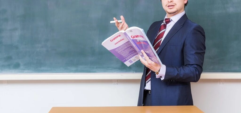 アメリカンジョークが通じないことに困惑する教師の無料の写真素材