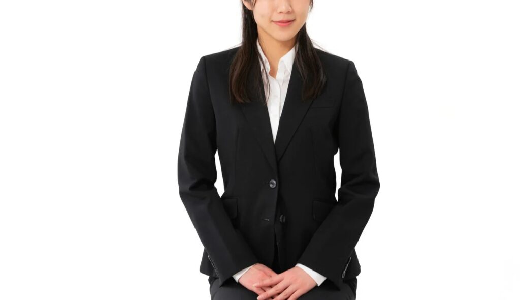 相談に乗る女性社員の無料の写真素材
