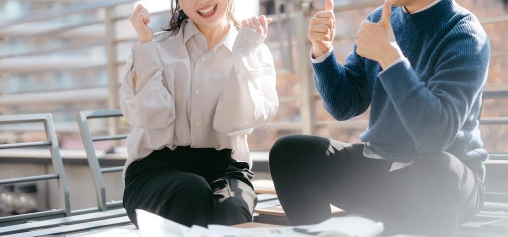 満足度の高い打ち合わせで喜ぶ男性と女性社員の無料の写真素材
