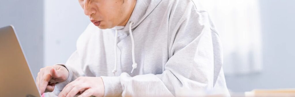 確定申告の申請期間ギリギリにデータ入力をする個人事業主の無料の写真素材