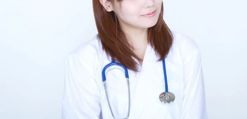 白衣の微笑む女医の無料の写真素材