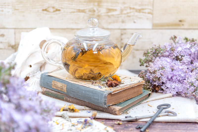 雑貨に囲まれたティーポットの無料の写真素材