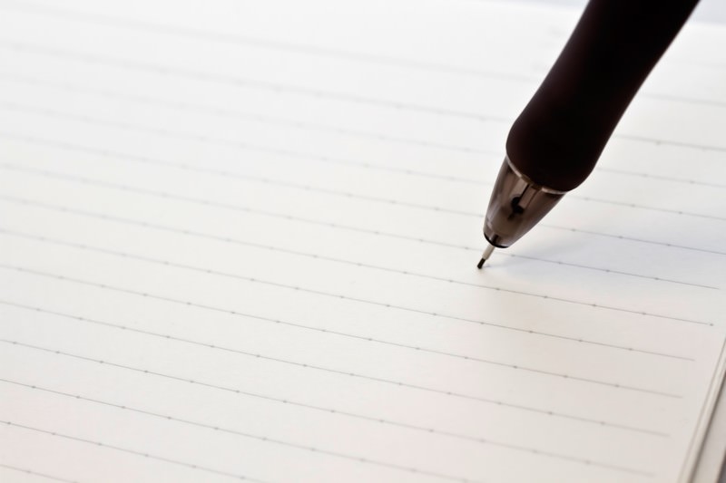 ノートに書き込むペンの無料の写真素材