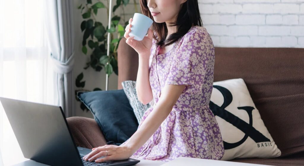 在宅勤務中の女性の無料の写真素材