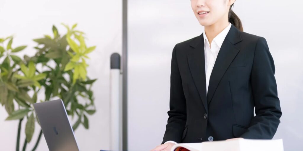 登壇して指導する女性講師の無料の写真素材