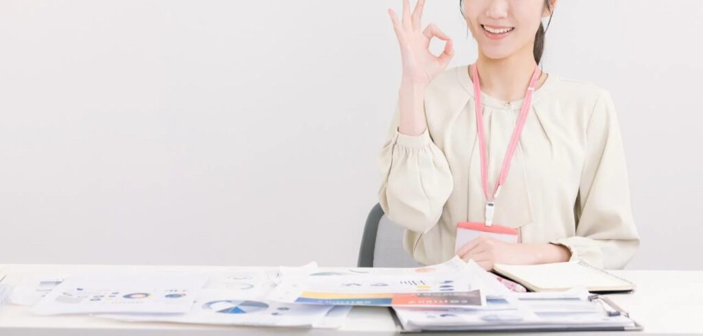 OKサインをする事務の女性の無料の写真素材