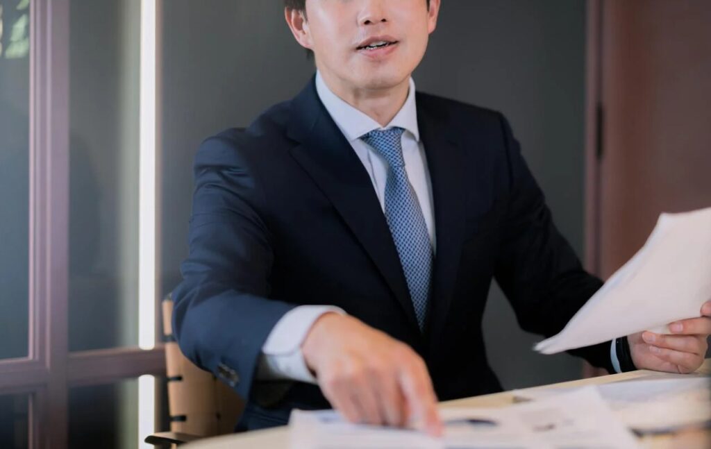 企業概要書のレビューをするM&Aコンサルタントの無料の写真素材