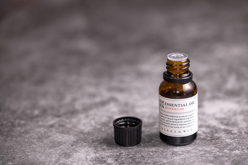 試嗅用に蓋の開いたエッセンシャルオイルの無料の写真素材